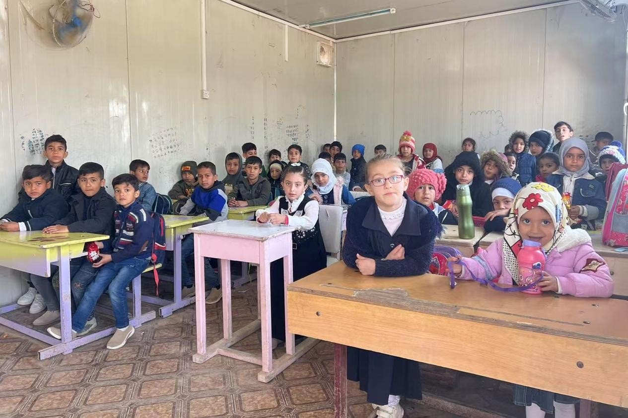 伊拉克卡爾巴拉省學(xué)生在簡(jiǎn)易板房?jī)?nèi)上課。中國(guó)電建供圖