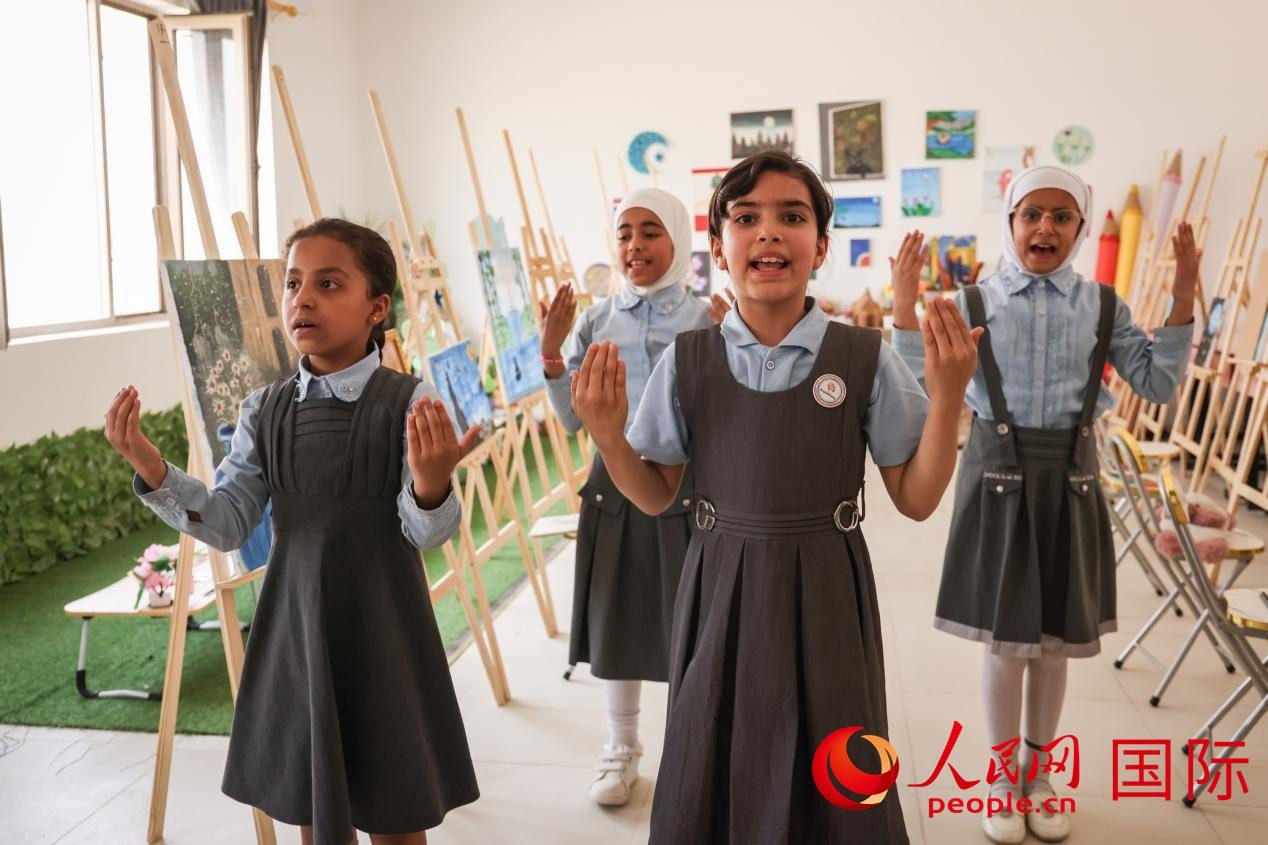 阿爾穆塔?阿里卡特國(guó)際學(xué)校的學(xué)生表演舞蹈。人民網(wǎng)記者 薛丹攝