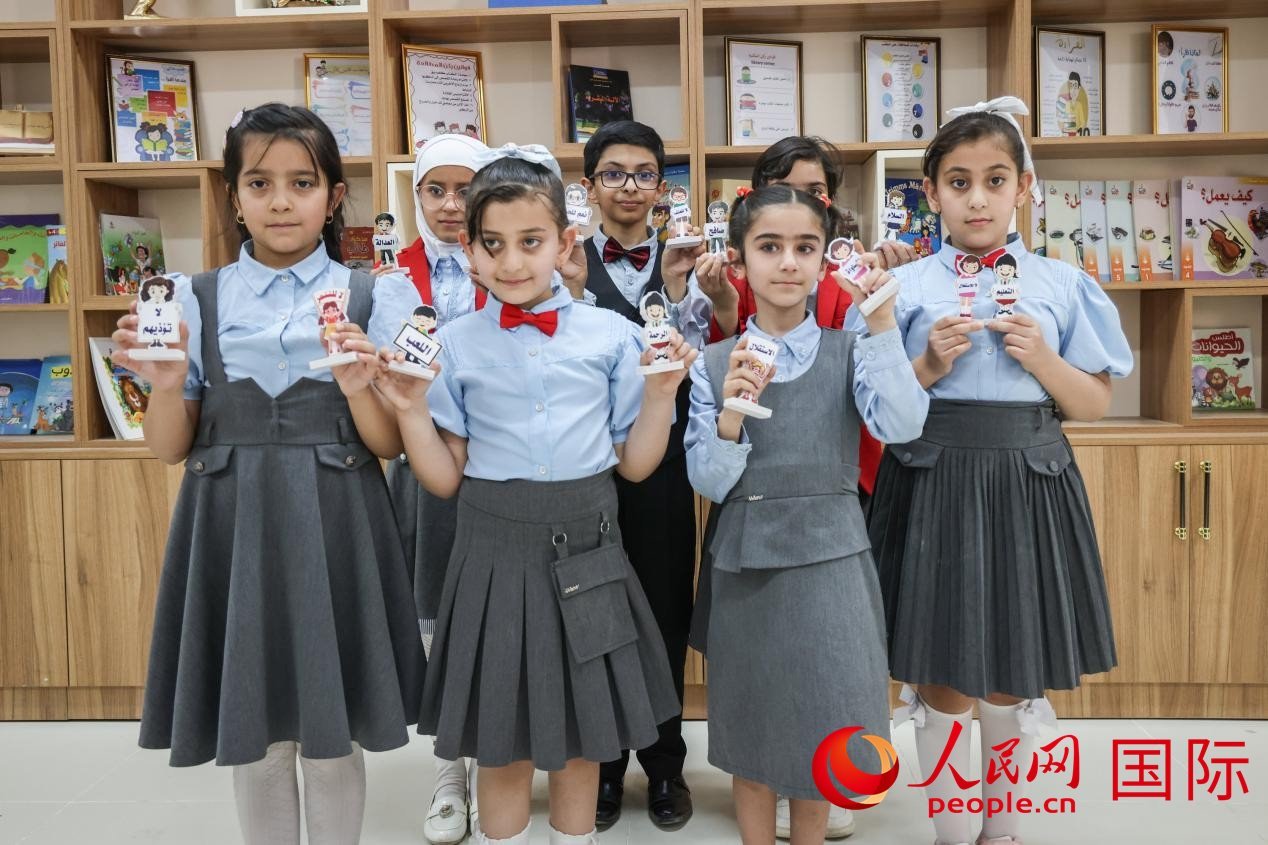 阿爾穆塔?阿里卡特國(guó)際學(xué)校的學(xué)生在圖書室上課。人民網(wǎng)記者 薛丹攝