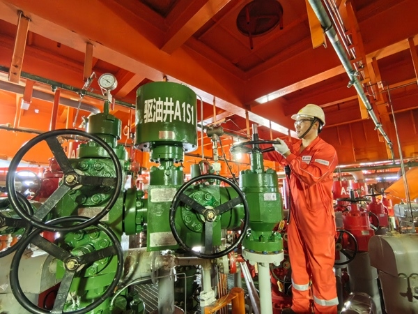 生產(chǎn)人員正在打開二氧化碳驅(qū)油井采油樹閥門。受訪者供圖