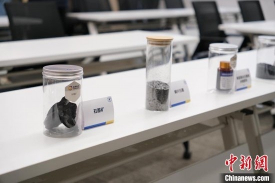 5月20日，浙大高分子科學(xué)與工程學(xué)系內(nèi)擺放著石墨礦等。 曹丹 攝