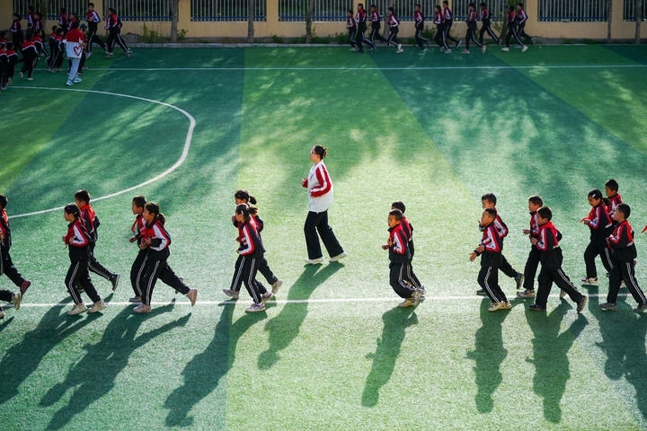 2025年4月24日，在新疆克州阿圖什市哈拉峻鄉(xiāng)謝依特小學(xué)，支教教師帶領(lǐng)學(xué)生晨跑。新華社記者 徐宏巖 攝