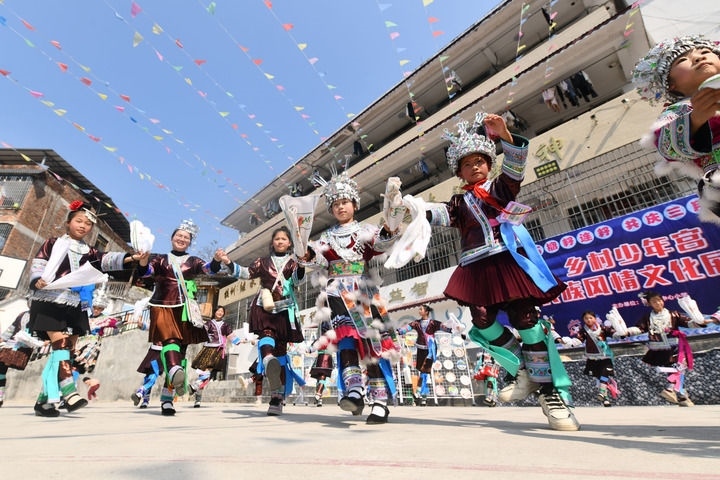 2025年3月25日，廣西柳州市融水苗族自治縣桿洞鄉(xiāng)中心小學(xué)學(xué)生在跳蘆笙踩堂舞。新華社記者 黃孝邦 攝