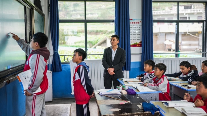 2024年11月21日，在地處烏蒙山區(qū)的貴州省六盤(pán)水市水城區(qū)亮巖小學(xué)，學(xué)生在供暖的教室內(nèi)學(xué)習(xí)。新華社記者 陶亮 攝