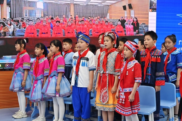 2025年3月28日，在“壯蒙一家親 共筑中國(guó)夢(mèng)”手拉手主題云隊(duì)會(huì)上，廣西南寧市濱湖路小學(xué)四（1）中隊(duì)隊(duì)員通過(guò)網(wǎng)絡(luò)和內(nèi)蒙古鄂爾多斯東勝區(qū)第十二小學(xué)四（9）中隊(duì)隊(duì)員一起唱《中國(guó)少年先鋒隊(duì)隊(duì)歌》。新華社記者 周華 攝