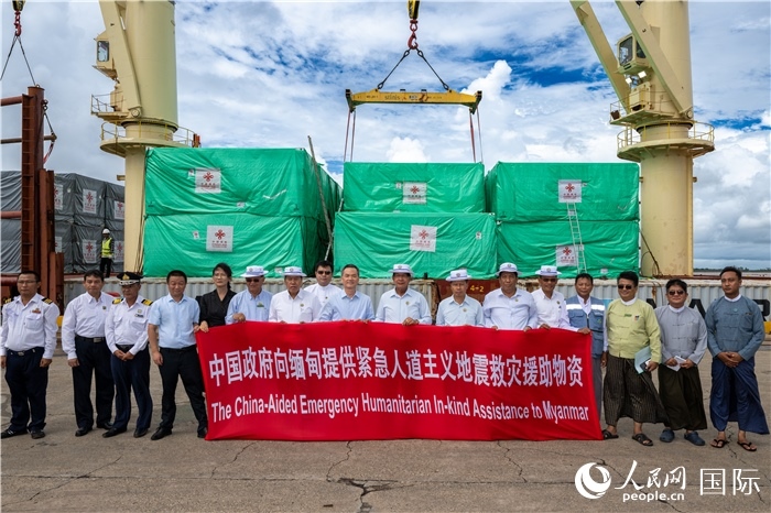 5月25日，中國(guó)駐緬甸大使館參贊歐陽(yáng)道冰、仰光省首席部長(zhǎng)梭登及緬有關(guān)部門(mén)官員出席援緬第十五批緊急人道主義地震救災(zāi)物資交接儀式。人民網(wǎng)記者謝佳君攝