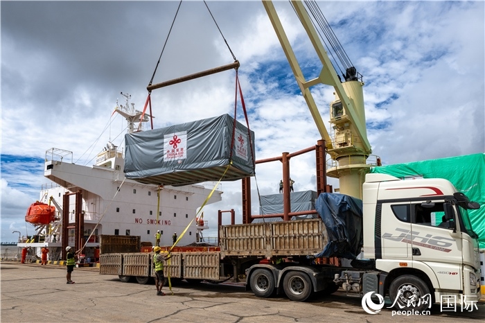 5月25日，當(dāng)?shù)毓と嗽诟劭趶呢涊喩闲遁d援緬第十五批緊急人道主義地震救災(zāi)物資。人民網(wǎng)記者謝佳君攝