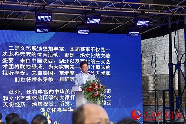 中國(guó)駐法蘭克?？傤I(lǐng)事黃昳揚(yáng)在致辭中對(duì)龍舟賽表示熱烈祝賀。人民網(wǎng) 依琳攝