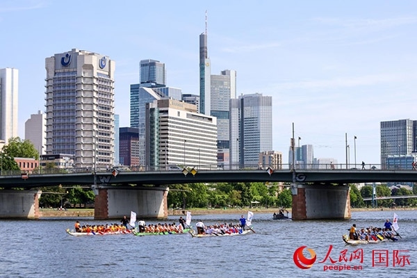 龍舟賽隊(duì)伍奮力揮槳、破浪前行。人民網(wǎng) 依琳攝