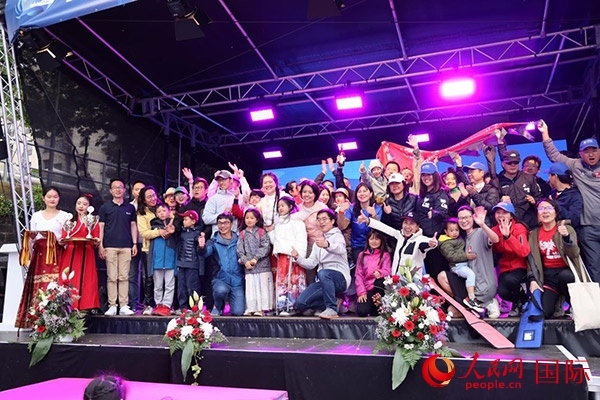 獲獎(jiǎng)選手們上臺(tái)領(lǐng)獎(jiǎng)并合影留念。人民網(wǎng)記者 劉仲華攝