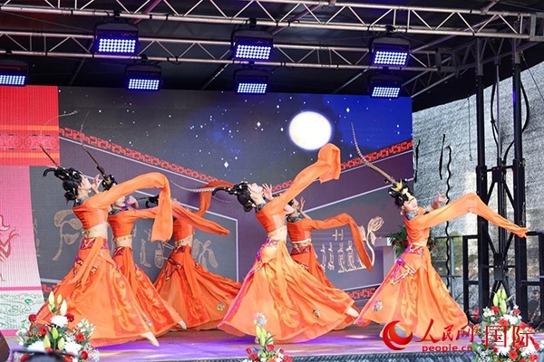 美因河畔的舞臺(tái)上中國(guó)傳統(tǒng)舞蹈精彩上演。人民網(wǎng) 依琳攝