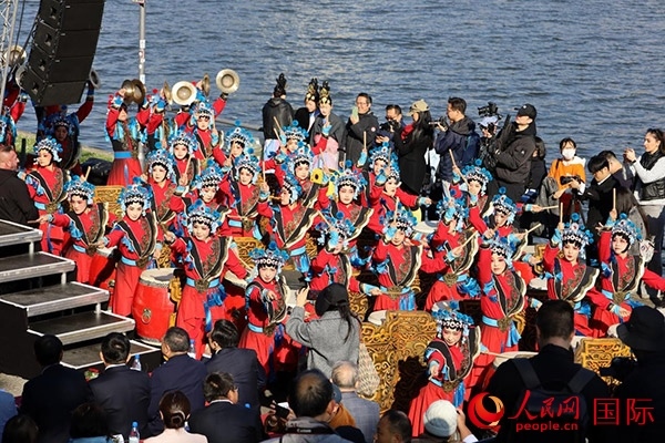 龍舟賽開(kāi)幕式上，《楊家將戰(zhàn)鼓》演奏引爆全場(chǎng)。人民網(wǎng) 依琳攝