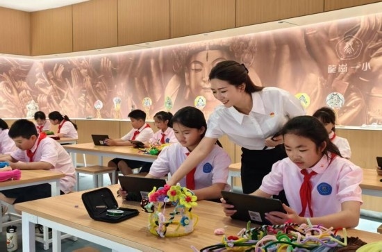 龍崗一小學(xué)生正在學(xué)習(xí)“發(fā)現(xiàn)石刻之美”華蔓花冠課程。