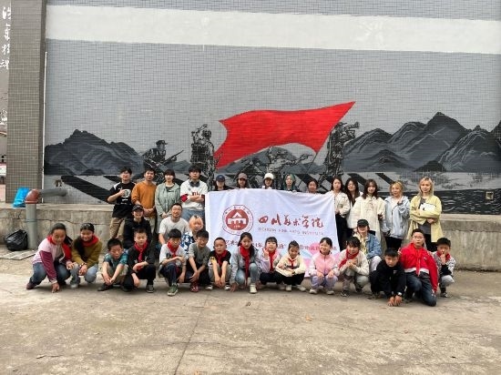“行動中的課堂：探尋茶馬古道紅色印記”工作坊與當(dāng)?shù)匦W(xué)生共同創(chuàng)作主題壁畫。