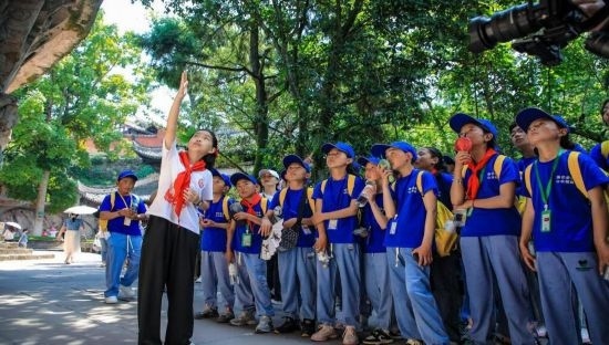 石刻小導(dǎo)游稅明潔為西藏小朋友志愿解說。