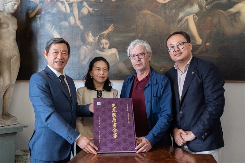 圖片說明：捐贈儀式現(xiàn)場。 張錫琪攝