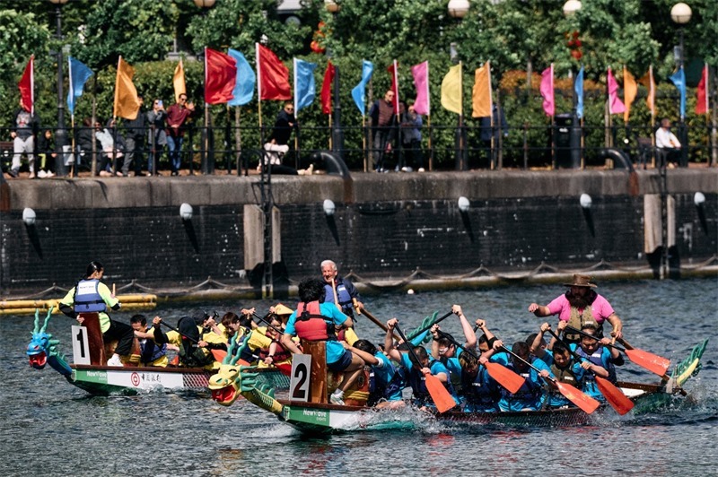 中英雙方的參賽隊伍參與龍舟競渡。楊浩鵬攝