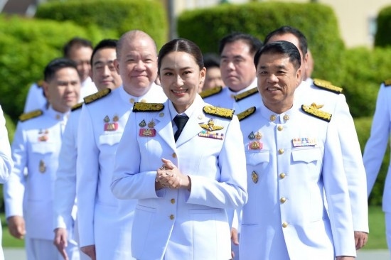 2024年9月7日，泰國總理佩通坦·欽那瓦（前中）及新一屆內(nèi)閣成員在位于首都曼谷的總理府與媒體見面。新華社發(fā)（拉亨攝）
