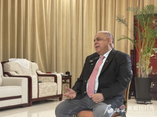 上合組織副秘書長索海爾·汗在專訪中。石榴云/新疆日?qǐng)?bào)記者 劉翔攝