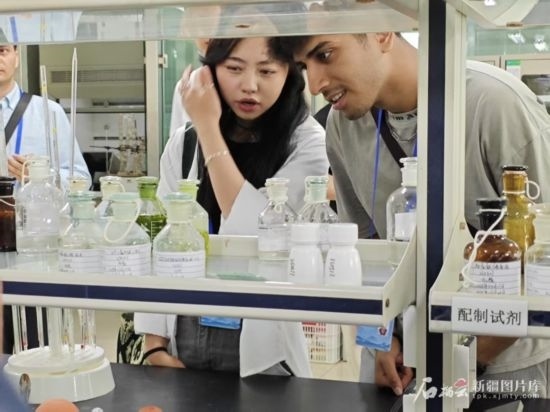 5月26日，2025上合組織國家媒體合作論壇嘉賓參觀新奇康藥業(yè)股份有限公司實(shí)驗(yàn)室。石榴云/新疆日?qǐng)?bào)記者 宋海波攝