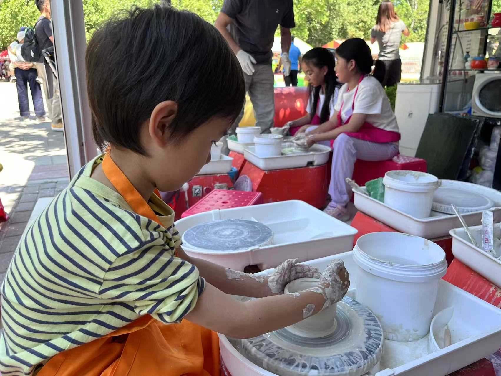 “小”游客在體驗陶藝制作。人民網(wǎng)記者 李楠樺攝