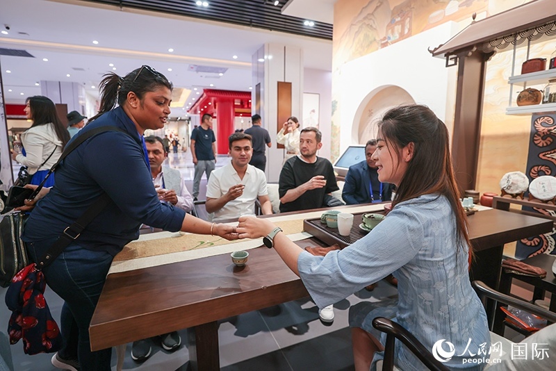 5月25日，外國媒體人在霍爾果斯國際邊境合作中心中國文化館參觀。人民網記者 張武軍攝