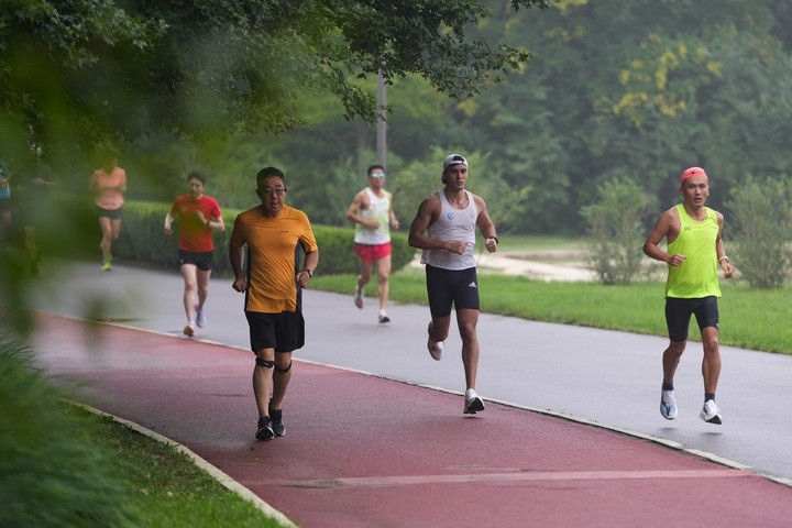 2024年7月14日，市民在北京中軸線延長線上的奧林匹克森林公園運動鍛煉。