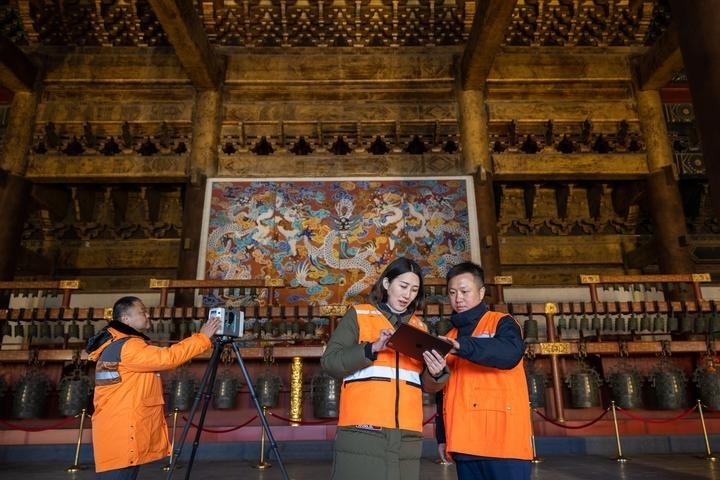 北京市測繪設計研究院團隊在太廟測繪（2023年2月19日攝）。2020年9月起，北京市測繪設計研究院的技術團隊開展了北京中軸線遺產(chǎn)點實地測繪，從文物保護、環(huán)境整治、文物騰退等方面為北京中軸線申遺提供空間數(shù)據(jù)底板。