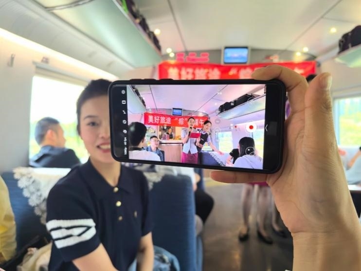 在活動中，旅客紛紛舉起手機拍攝。顏笑攝