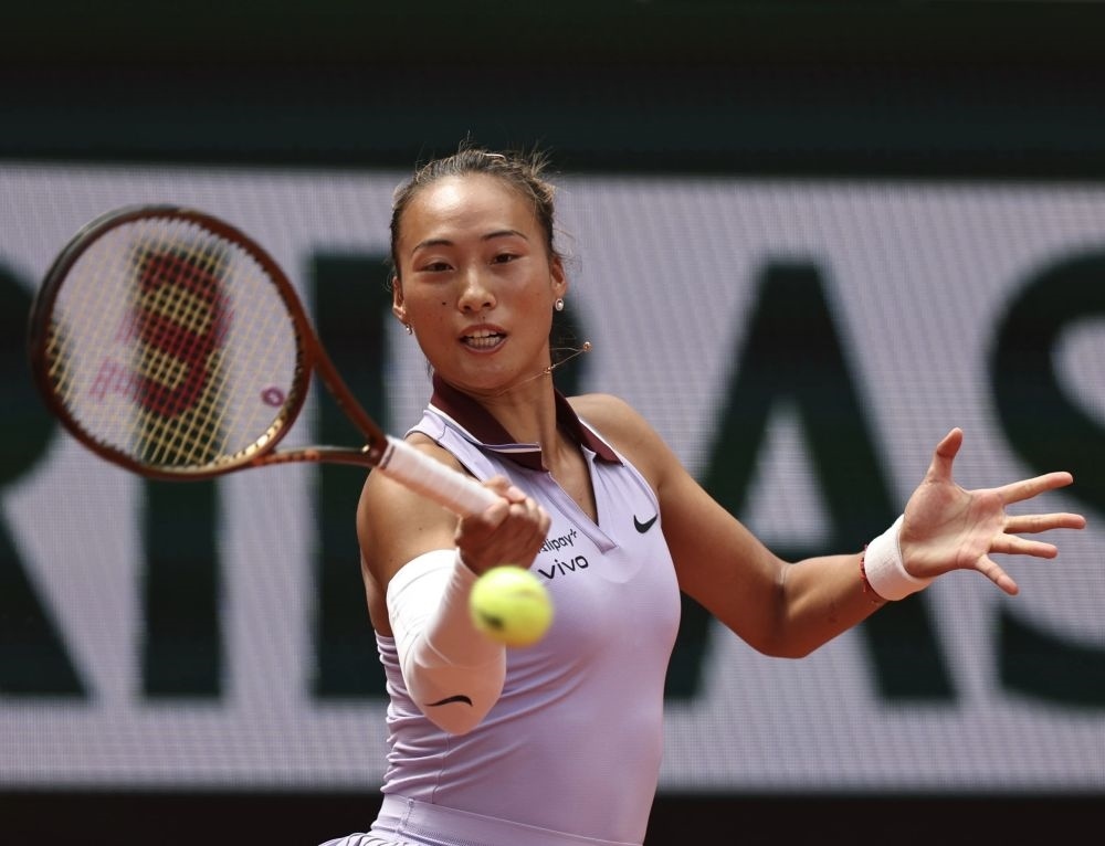 6月1日，鄭欽文在比賽中回球。新華社記者 李京 攝