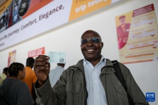 5月31日，在蒙內(nèi)鐵路內(nèi)羅畢站，一名前往蒙巴薩的乘客展示車票。新華社記者 楊光 攝