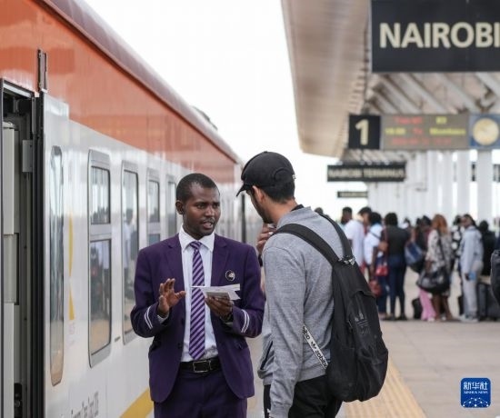 5月31日，在蒙內(nèi)鐵路內(nèi)羅畢站，乘務(wù)員為乘客檢票。新華社記者 李亞輝 攝