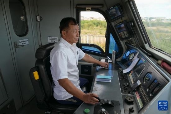 5月31日，在蒙內(nèi)鐵路內(nèi)羅畢站，機(jī)車駕駛員蔣立平在即將開往蒙巴薩的E2次列車上進(jìn)行準(zhǔn)備工作。新華社記者 楊光 攝