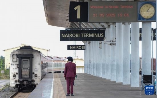 5月31日，在蒙內(nèi)鐵路內(nèi)羅畢站，工作人員目送開往蒙巴薩的E2次列車駛離站臺(tái)。新華社記者 李亞輝 攝