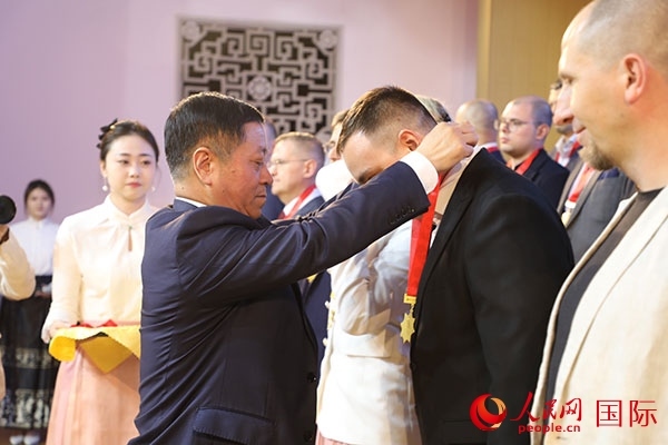 中國駐俄羅斯大使張漢暉為獲獎者頒獎。人民網記者 肖新新攝