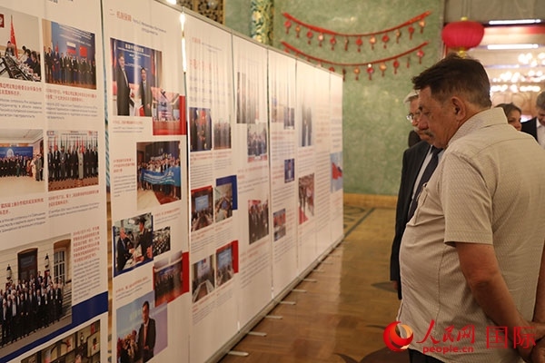 與會嘉賓參觀中俄科技創(chuàng)新合作圖片展。人民網記者 肖新新攝