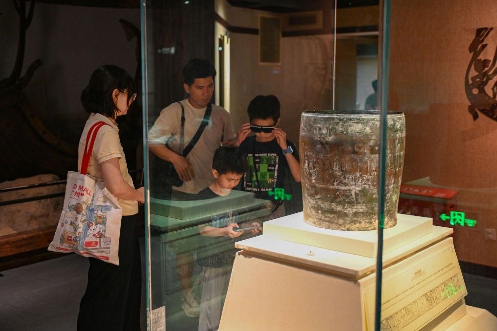 △2025年5月18日，游客在廣東廣州南越王博物院（王墓展區(qū)）體驗(yàn)AR眼鏡智慧導(dǎo)覽服務(wù)。