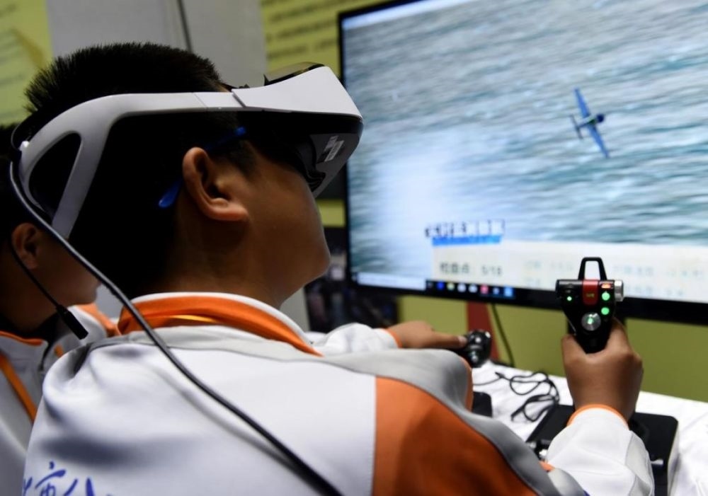 北京市八一學(xué)校的學(xué)生在北京市中小學(xué)生特色科技活動展示上體驗VR技術(shù)（2018年11月24日攝）新華社記者 羅曉光 攝。