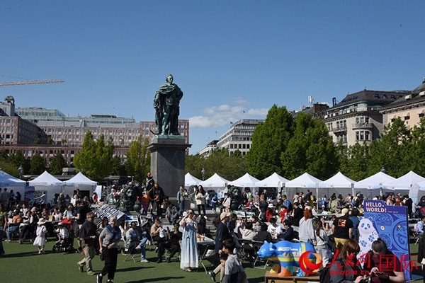 “你好！中國(guó)”端午游園會(huì)在斯德哥爾摩國(guó)王花園廣場(chǎng)舉辦。人民網(wǎng)記者 殷淼攝