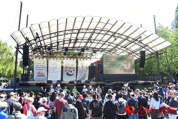 中瑞民眾歡聚國(guó)王花園廣場(chǎng)共慶端午佳節(jié)。人民網(wǎng)記者 殷淼攝