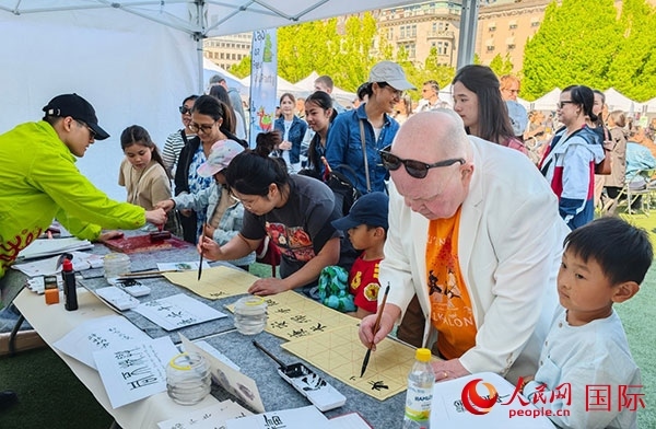 書法體驗(yàn)。人民網(wǎng)記者 殷淼攝