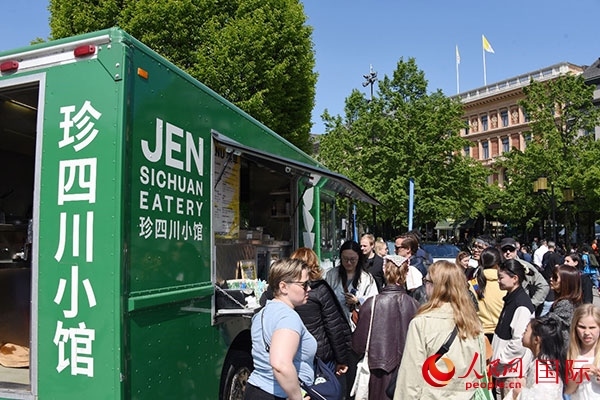 中國(guó)美食攤。人民網(wǎng)記者 殷淼攝