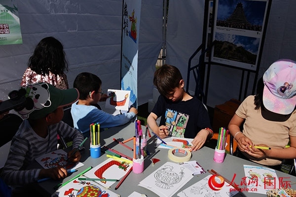 端午文化體驗(yàn)—龍舟圖片填色。人民網(wǎng)記者 殷淼攝