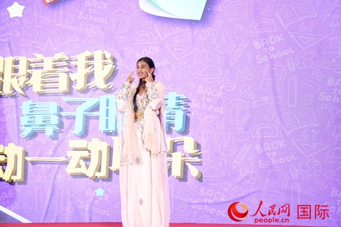 演唱中文歌曲。人民網(wǎng)記者任皓宇攝