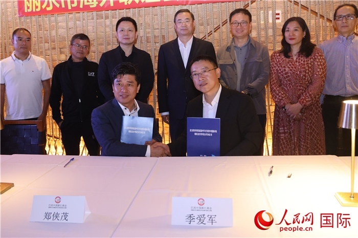 浙江省青田華僑實驗高級中學與巴西里約中國國際學校在座談會上締結(jié)為友好學校，青田縣人民政府僑務(wù)辦公室主任季愛軍和擔任巴西里約中國國際學校董事長的鄭俠茂作為代表簽署協(xié)議。 人民網(wǎng)記者 時元皓攝