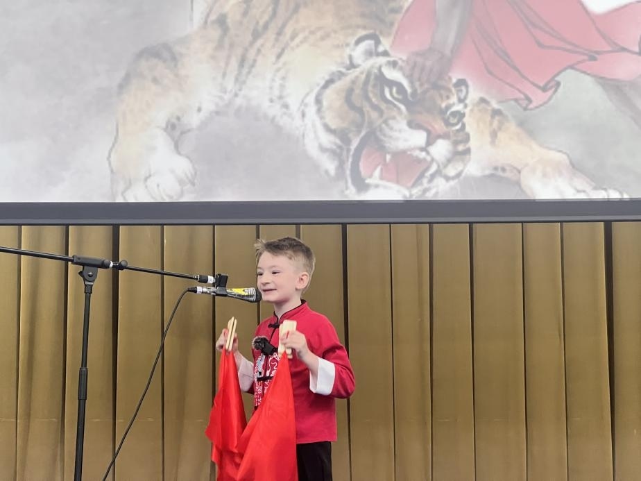 一航表演快板《武松打虎》。布加勒斯特大學(xué)孔子學(xué)院供圖