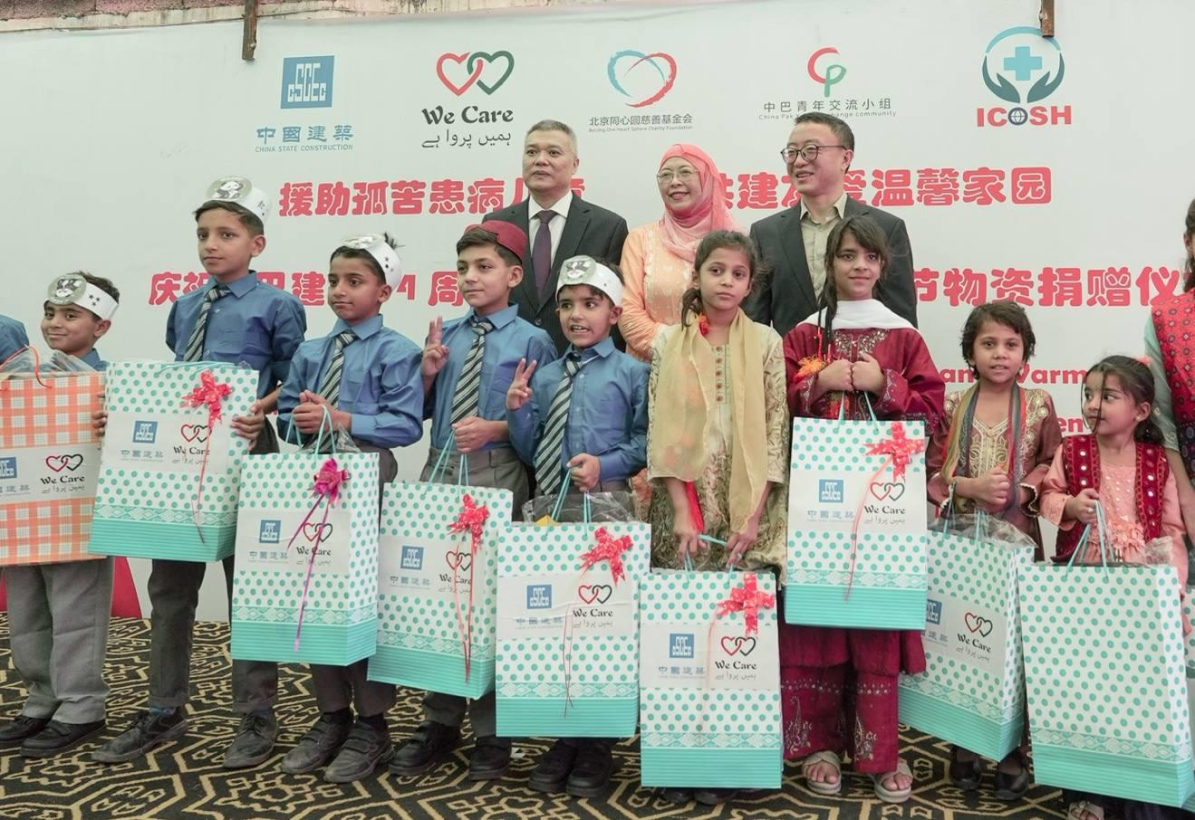 受捐孤兒在儀式上合影留念。瓦加斯·阿赫邁德攝