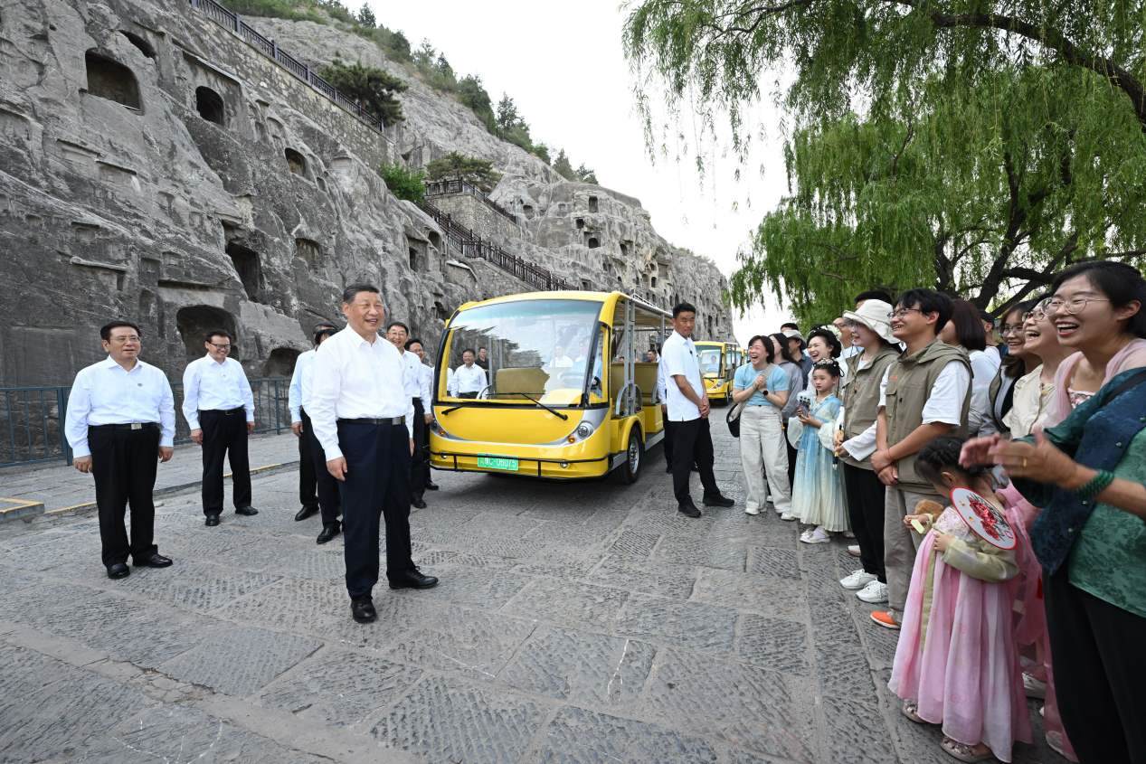 5月19日，習近平在洛陽龍門石窟考察時，同游客親切交流。