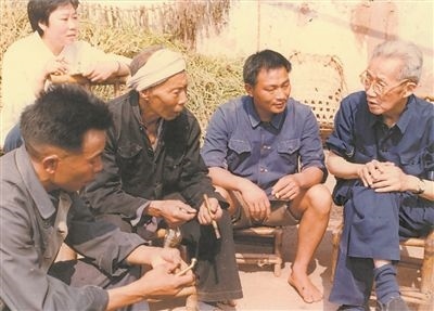 侯光炯（右一）和農(nóng)民在一起親切交流。 西南大學(xué)檔案館供圖