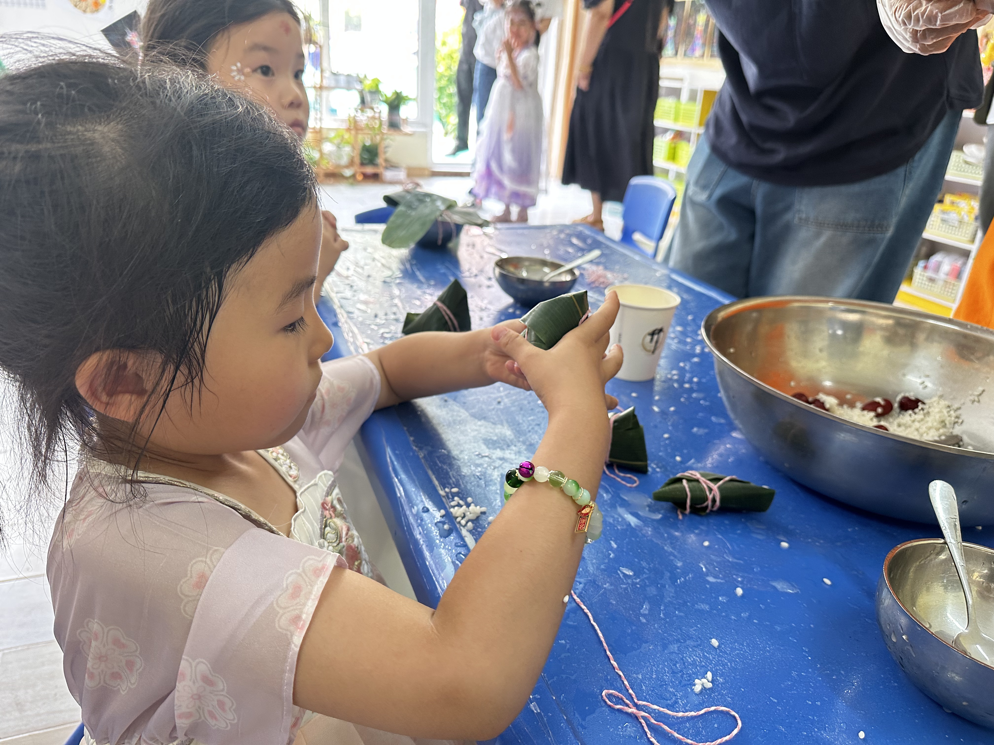 小朋友在體驗(yàn)包粽子。人民網(wǎng)記者 楊虞波羅攝